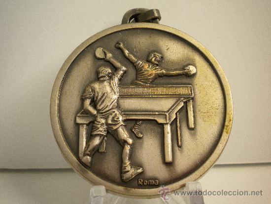 Sports collectibles: Medalla del Trofeo de Navidad Cecompal de Tenis Mesa. A&ntilde;o 1984. Firmada por Roma.