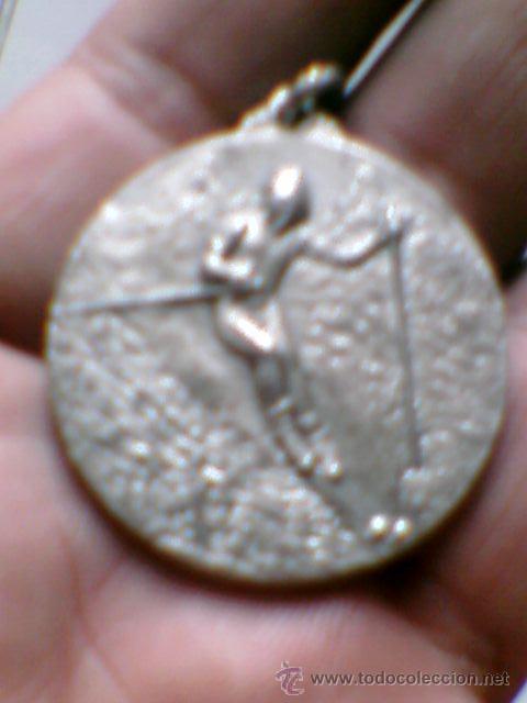 Coleccionismo deportivo: medalla esqui plateada trasera grabado C A E (club alpino espa&ntilde;ol) 3,5 cms  diametro