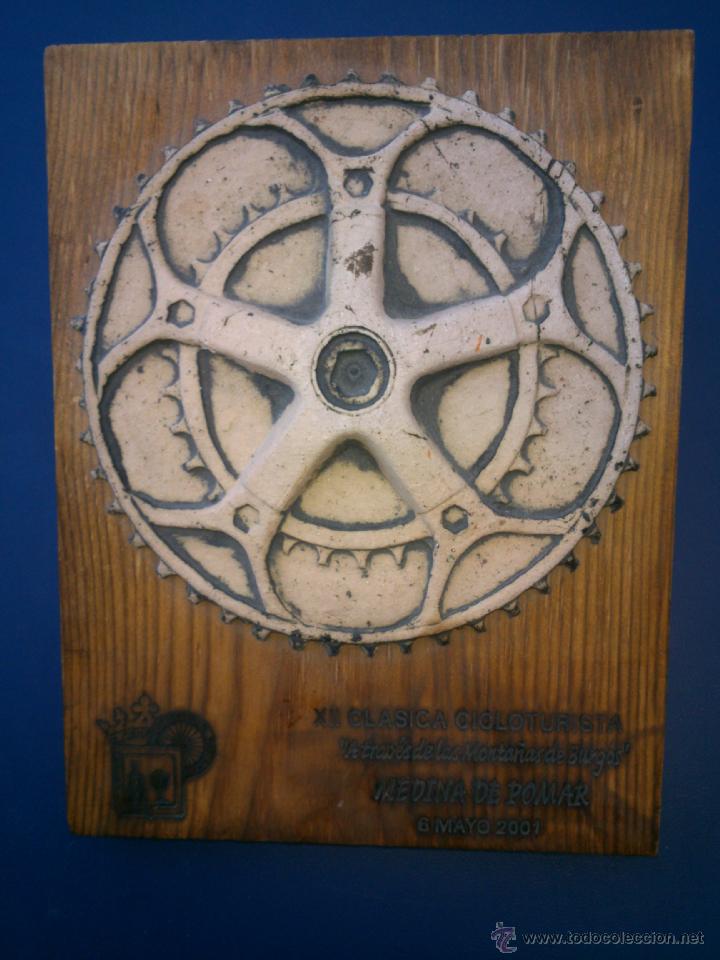 Coleccionismo deportivo: PRECIOSO TROFEO CICLOTURISTA CERAMICA SOBRE BASE DE MADERA.19X25CM