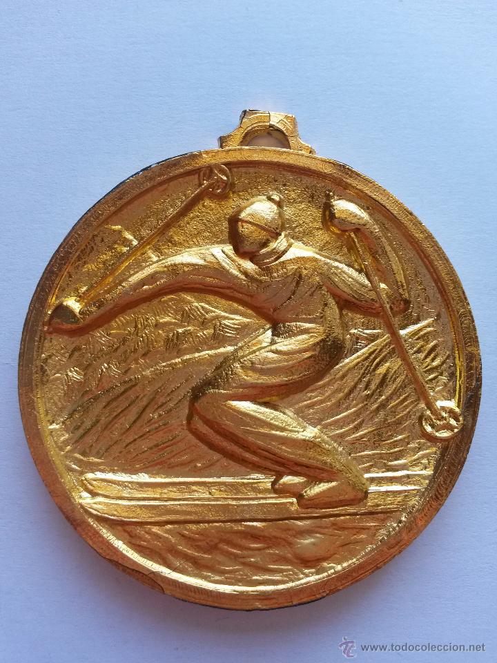 Coleccionismo deportivo: Medalla de esqui 5,5 cms y 0,5 cms de gorda, dorada