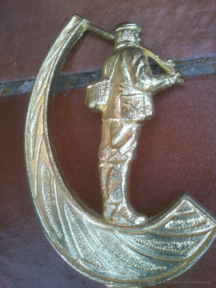 Coleccionismo deportivo: BONITO TROFEO DE PESCA PESCADOR EN DORADO SOBRE MARMOL 31X7CM