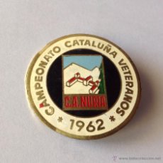 Coleccionismo deportivo: PIN INSIGNIA AGUJA CAMPEONATO DE CATALUÑA DE VETERANOS. 1962 C.A NURIA. Lote 44195076