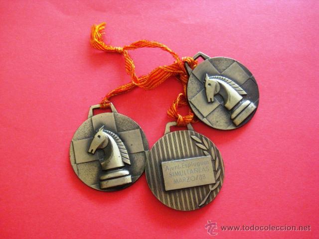 Coleccionismo deportivo: AJEDREZ. 3 MEDALLAS. AYUNTAMIENTO ESPLUGUES MARZO 1988. CATALU&Ntilde;A. .
