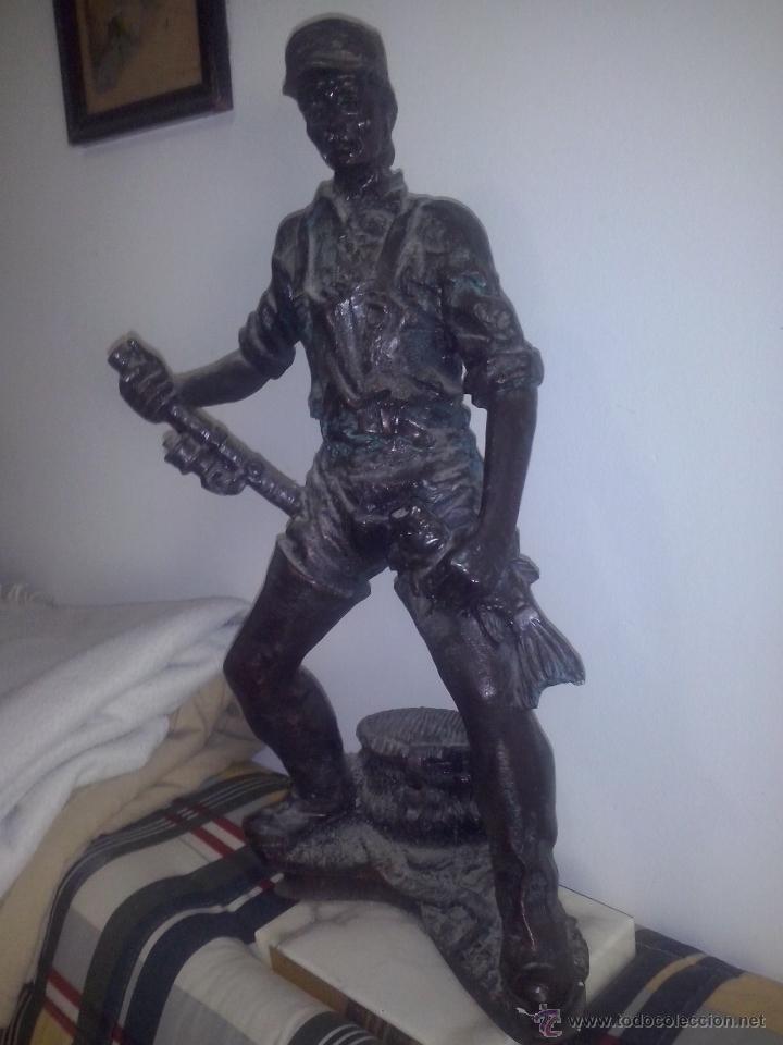 Coleccionismo deportivo: Gran trofeo  Campe&oacute;n C.P.Pesca maritima Penthalon 1997.resina  con patina de broncce firrmado AV