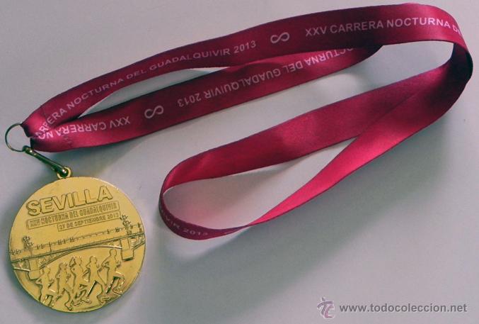 Sports collectibles: MEDALLA DE LA XXV CARRERA NOCTURNA DEL GUADALQUIVIR -DORADA METAL SEVILLA 2013 DEPORTE PUENTE TRIANA