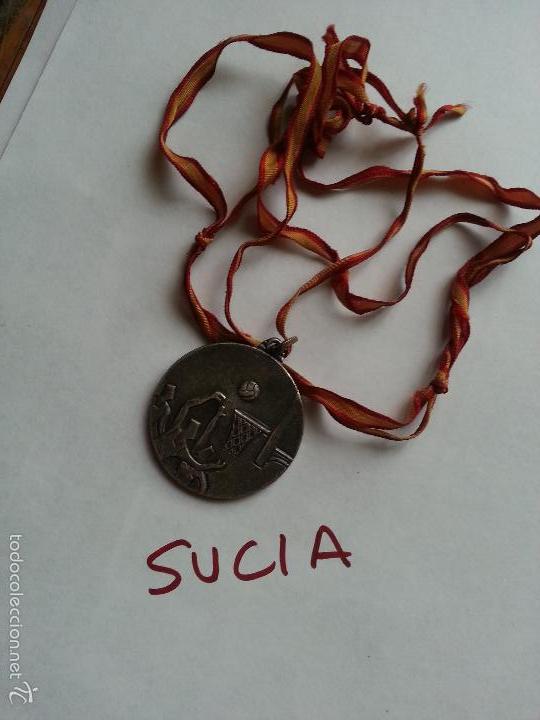 Sammelleidenschaft Sport: muy antigua medalla ya limpia de baloncesto con bandera de espa&ntilde;a ver fotos sucia y limpia .
