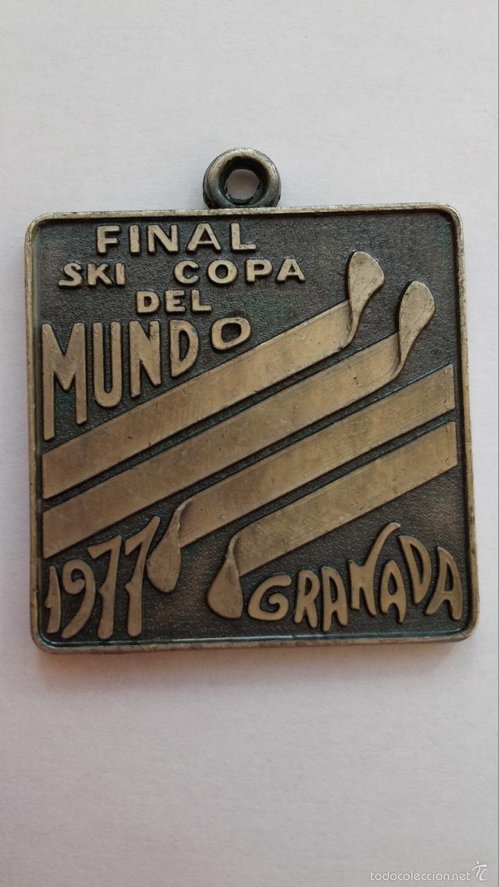 Coleccionismo deportivo: Medalla de final ski copa del mundo 1977,granada, sierra nevada, de 4,5 x 4,5 cms