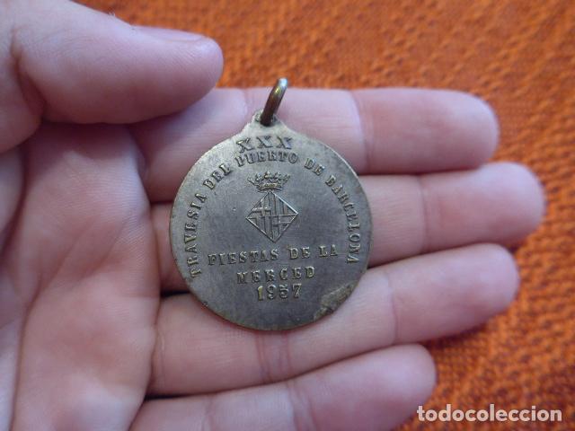 Colecionismo desportivo: Antigua medalla natacion de travesia del puerto de barcelona, fiestas merced, 1957