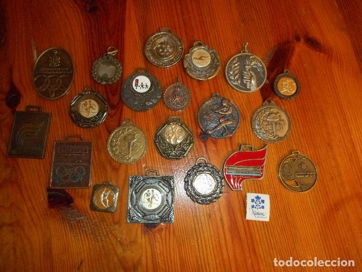Coleccionismo deportivo: Lote 20 medallas trofeo deportes / Reus Deportiu / Salou / Generalitat / Patinaje