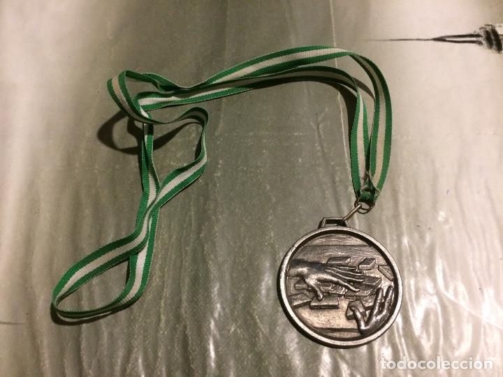 Collezionismo sportivo: Medalla deportiva antigua, torneo de domin&oacute;. Met&aacute;lica. Buen estado.