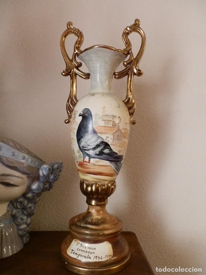 Sports collectibles: COLOMBICULTURA. ANTIGUO TROFEO PORCELANA DECORACION ARTISTICA ORIGINAL.A&Ntilde;OS 70.55 CMS. ALTO