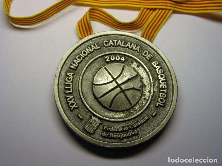 Coleccionismo deportivo: Medalla xxv liga nacional catalana de basquetbol, a&ntilde;o 2004. San Miguel.