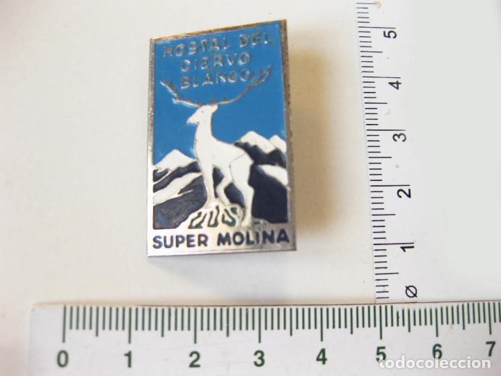 Coleccionismo deportivo: INSIGNIA DEL HOSTAL DEL CIERVO BLANCO - SUPER MOLINA - GERONA