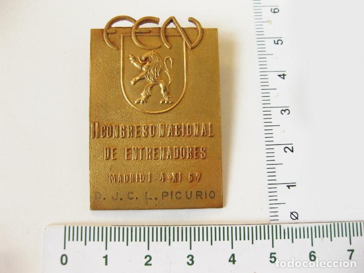 Coleccionismo deportivo: EMBLEMA INSIGNIA DEL II CONGRESO NACIONAL DE ENTRENADORES - F.E.N. - JOSE CASERO L&Oacute;PEZ PICURIO