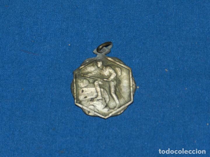 Coleccionismo deportivo: MEDALLA DE ESQUI ANTIGUA , 3 X 3 CM, SE&Ntilde;ALES DE USO