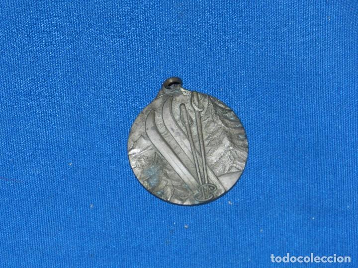 Coleccionismo deportivo: MEDALLA DE ESQUI ANTIGUA , 4 X 4 CM, SE&Ntilde;ALES DE USO