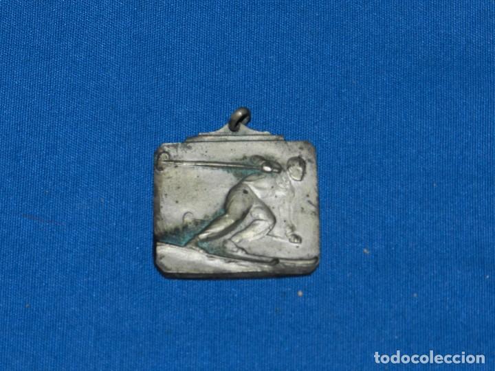 Coleccionismo deportivo: MEDALLA DE ESQUI ANTIGUA , 3'5 X 3'5 CM, SE&Ntilde;ALES DE USO