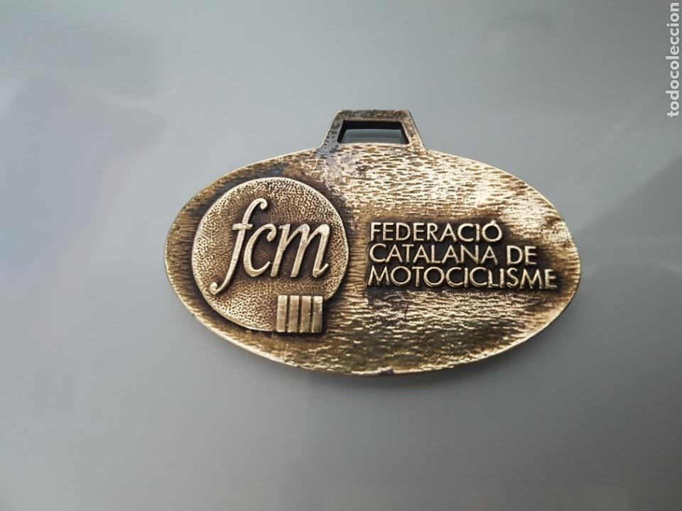 Coleccionismo deportivo: ANTIGUA MEDALLA FEDERACI&Oacute;N CATALANA DE MOTOCICLISME 8X5cm 74gr