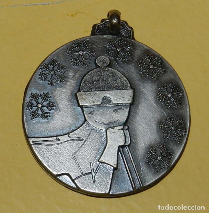 Coleccionismo deportivo: MEDALLA ESQUI CAMPRODON (GERONA) MIDE 4 CMS. DE DIAMETRO, TAL COMO SE VE EN LAS FOTOGRAFIAS PUESTAS.