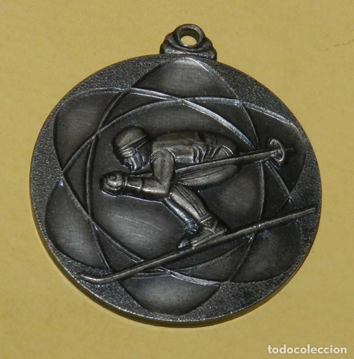 Coleccionismo deportivo: ANTIGUA MEDALLA DE ESQUI SKY, EN METAL, MIDE 4 CMS. DE DIAMETRO.