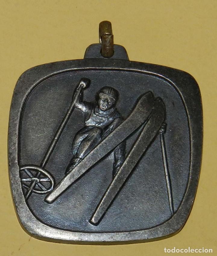 Coleccionismo deportivo: ANTIGUA MEDALLA DE ESQUI SKY, EN METAL, MIDE 4,5 X 4,8 CMS. DE DIAMETRO. TAL COMO PUEDE VERSE EN LAS