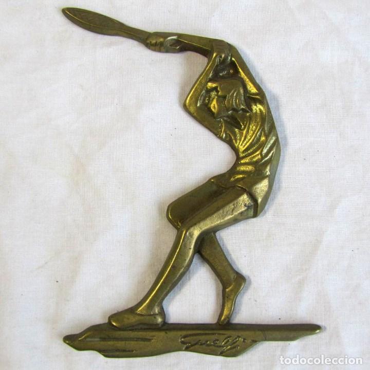 Sports collectibles: Bronce de tenista femenino. Firmado Guelfi