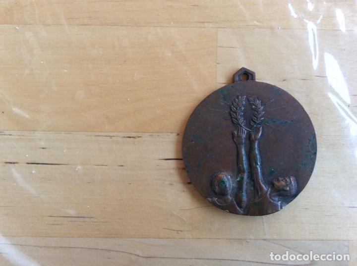 Coleccionismo deportivo: Antigua Medalla campeonato provincial de esqu&iacute; E.Y.D. 1966.Vizcaya.