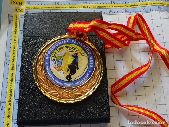 Collectionnisme sportif: MEDALLA DE ESPELEOLOG&Iacute;A. TRAVES&Iacute;A HUNDIDERO GATO 2005. SERRAN&Iacute;A RONDA. MEMORIAL FEDERICO RUIZ. 260GR