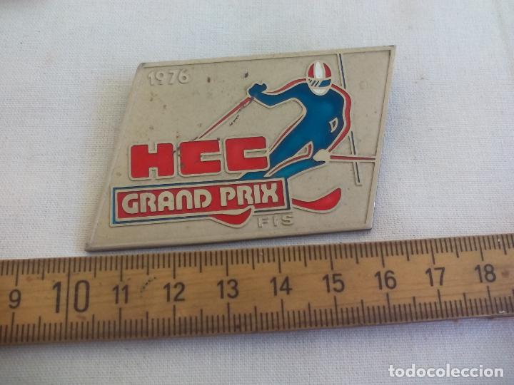 Coleccionismo deportivo: HCC GRAND PRIX 1976. FIS. ESQUI. SKI. INSIGNIA, PIN, MEDALLA O CONDECORACI&Oacute;N.