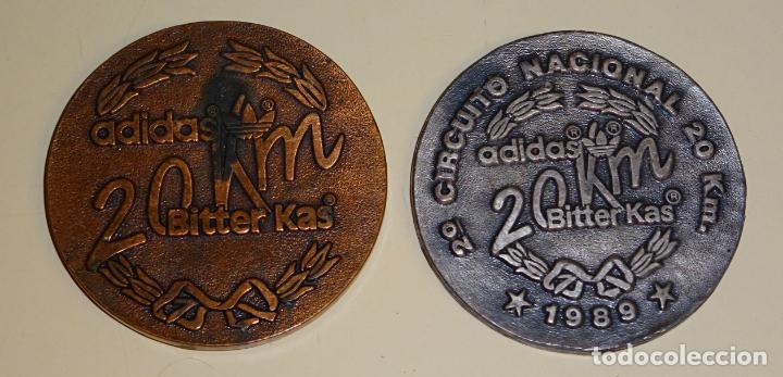 Collectionnisme sportif: 2 MEDALLAS MEDALLONES. CIRCUITO NACIONAL 20 KM ATLETISMO 1988 1989. BEBIDA BITTER KAS. 100 GR
