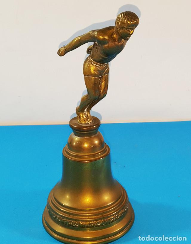 Sports collectibles: ANTIGUO TROFEO O COPA DE NATACION CON FORMA DE CAMPANA