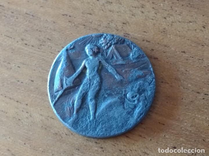 Coleccionismo deportivo: CURIOSA MEDALLA DE PLOMO, PROBABLEMENTE UNA PRUEBA, DEDICADA AL ESQU&Iacute; ACU&Aacute;TICO