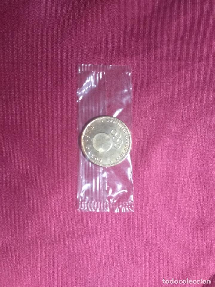 Sports collectibles: MONEDA CONMEMORATIVA JUEGOS OLIMPICOS TOKYO 1964. NUEVA EN SU BOLSA SIN ABRIR