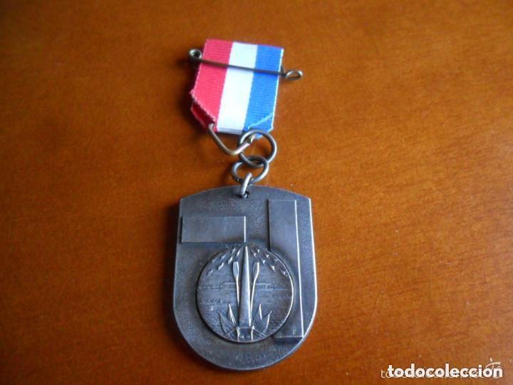 Sports collectibles: MEDALLA DE METAL PLATEADO DE REMO 1961
