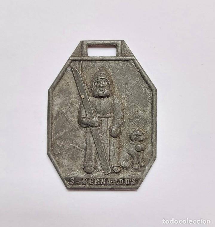 Coleccionismo deportivo: ANTIGUA Y BONITA MEDALLA ESQUI SKI - S. BERNARDUS Y SU PERRO - 3,3 X 2,4 CM -