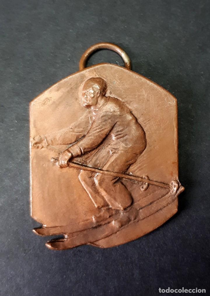 Coleccionismo deportivo: ANTIGUA MEDALLA A. H. E. G. LA MOLINA. ABAT OLIVA. ESQU&Iacute;. MONTA&Ntilde;A. GERONA- 1934 (COBRE)