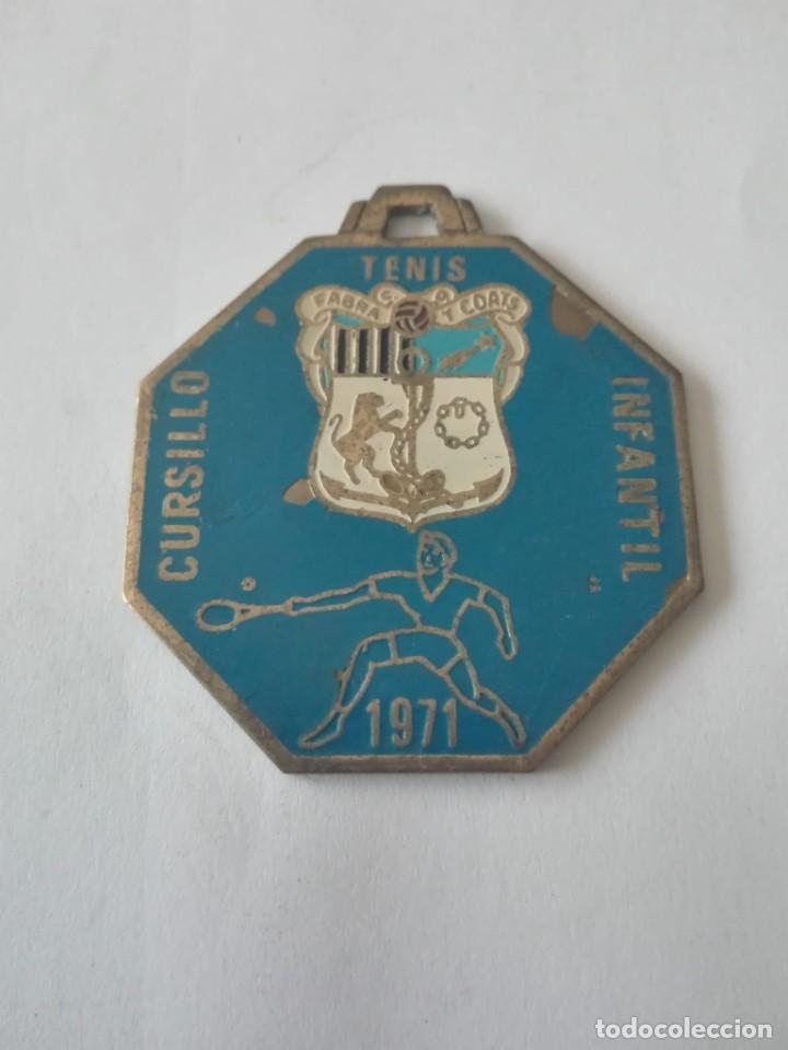 Coleccionismo deportivo: MEDALLA DE LLAVERO - C..D. FABRA Y COATS - CURSILLO INFANTIL TENIS 1971