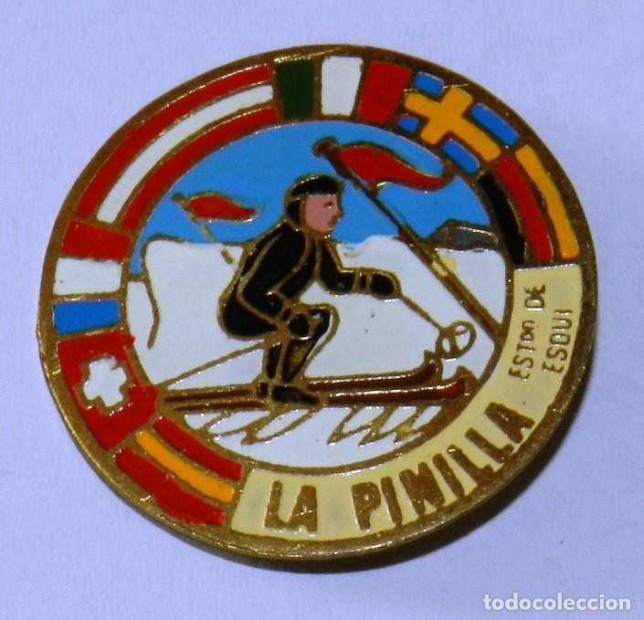Coleccionismo deportivo: INSIGNIA DE LA PINILLA, ESTACION DE ESQUI, MONTA&Ntilde;ISMO, ALPINISMO, MIDE 3 CMS. DE DIAMETRO. SISTEMA D