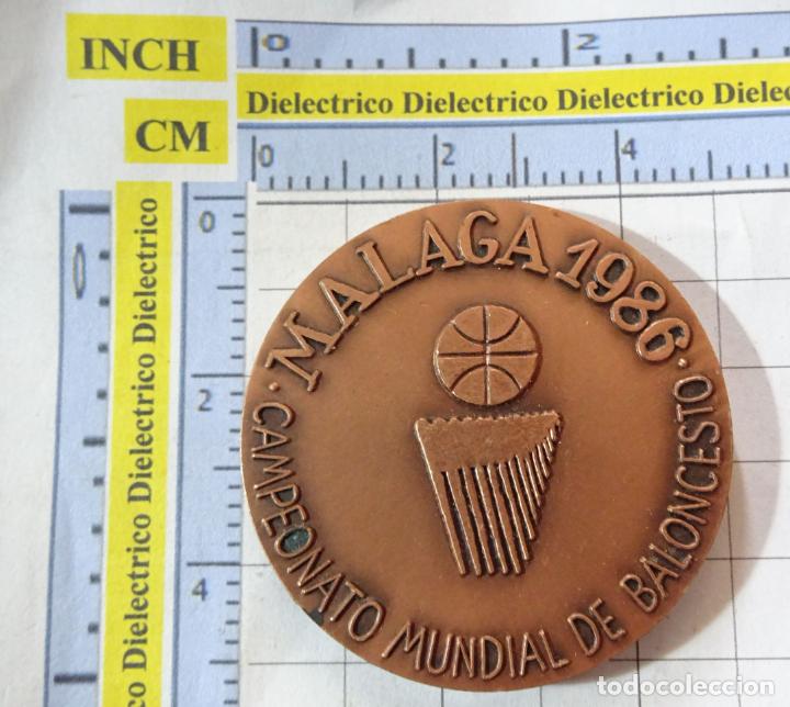 Collectionnisme sportif: MEDALLA MEDALL&Oacute;N DE BALONCESTO. CAMPEONATO MUNDIAL DE BASKET MALAGA 1986. AYUNTAMIENTO. 70GR