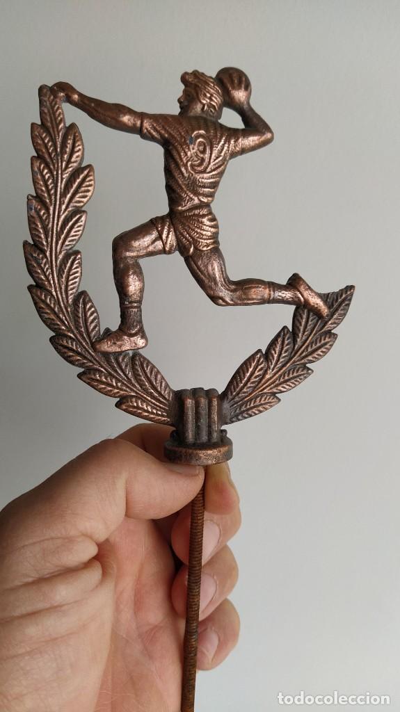 Collectionnisme sportif: TROFEO EMBLEMA DE METAL BALONMANO DEPORTES. MEDIDAS 12 x 10,5 CM PESO 135 G