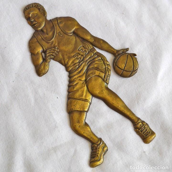 Sports collectibles: Chapa relieve bronce jugador de baloncesto