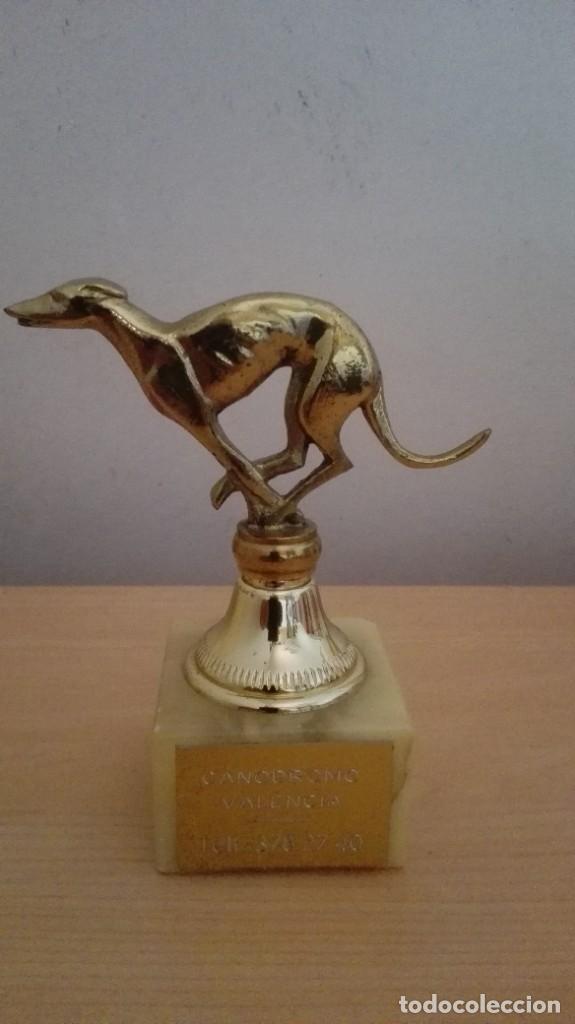 Coleccionismo deportivo: ANTIGUO TROFEO EXTINTO CAN&Oacute;DROMO VALENCIA.GALGO BRONCE.A&Ntilde;OS 90. CON PEANA.