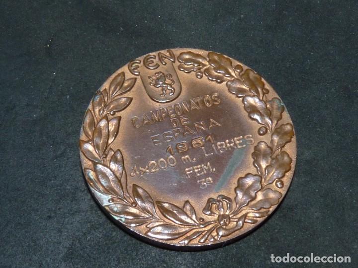 Coleccionismo deportivo: RARA MEDALLA PREMIO CAMPEONATO ESPA&Ntilde;A 1961 FEDERACI&Oacute;N ESPA&Ntilde;OLA DE NATACI&Oacute;N (FEN)