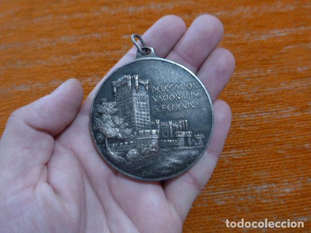 Collectionnisme sportif: Antigua medalla de baloncesto de la delegacion nacional de seccion femenina, 1971, plata ?