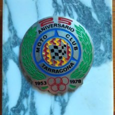 Coleccionismo deportivo: MOTO CLUB TARRAGONA. 25 ANIVERSARIO (1953-1978). PLACA METÁLICA MONTADA SOBRE PLACA DE MÁRMOL.
