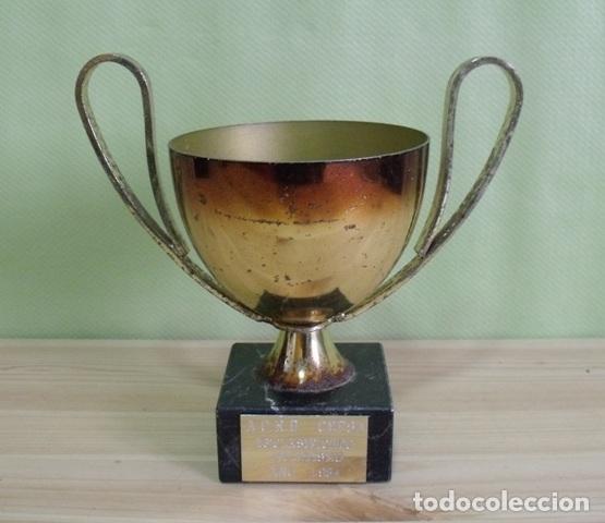 Coleccionismo deportivo: Copa Trofeo 13 Clasificado Atletismo ACRD Cepsa 1984 - Base M&aacute;rmol