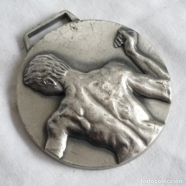 Sports collectibles: Medalla met&aacute;lica atleta de espaldas Comunidad de Madrid