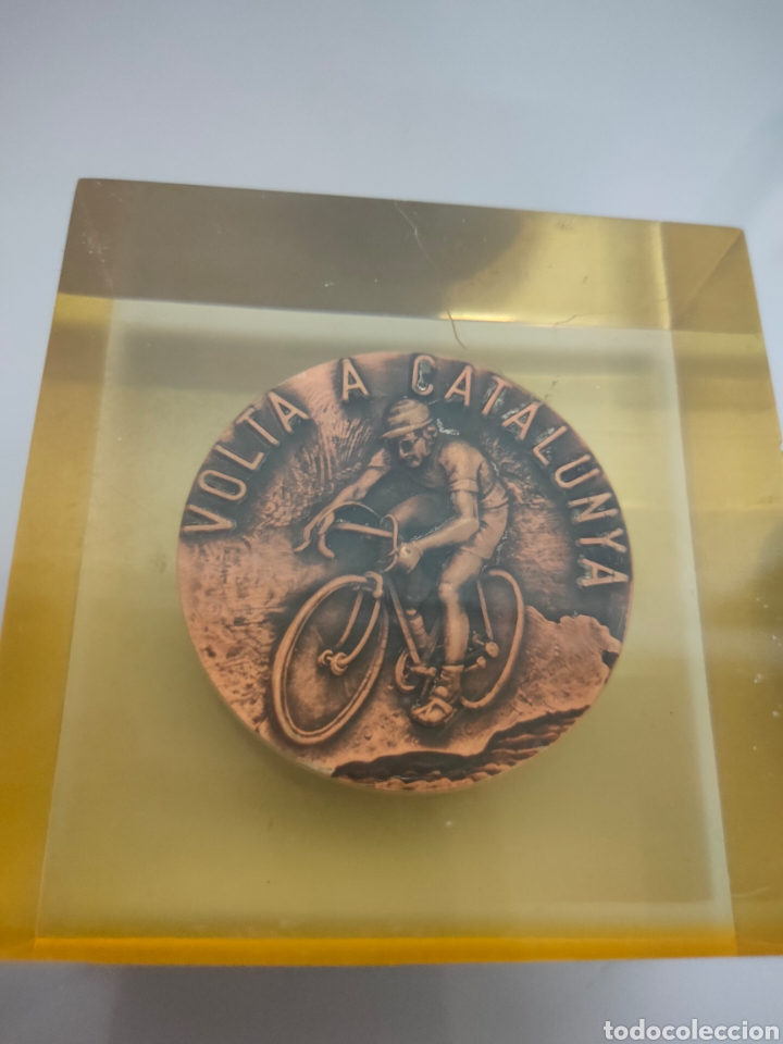 Coleccionismo deportivo: MEDALLA 50' ANIVERSARIO VOLTA CICLISTA CATALUNYA 1920-1970 U. D. SANTS EN METACRILATO 8X8X4,5cm