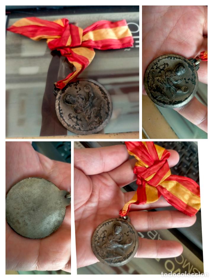 Sammelleidenschaft Sport: medalla tenis de mesa antigua cordon bandera de espa&ntilde;a rojo y amarillo lazo