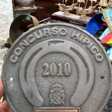Collectionnisme sportif: PLACA DE METAL CONCURSO HIPICO 2010 - BARCELONA - MEDIDA 14 CM. Lote 347135668